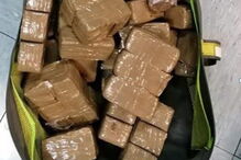 Uma das malas carregadas com droga que o homem transportava