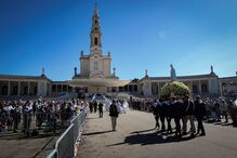 Figura de Nossa Senhora a caminho do altar
