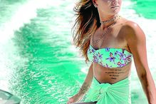 A namorada de Alex Teles, Hellen, no Algarve 