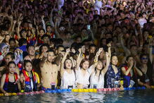 Piscina e insufláveis: Festa junta milhares de pessoas sem máscara nem distanciamento em Wuhan