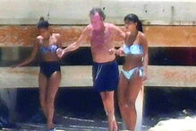  Julio Iglesias mostrou-se debilitado na praia e foi amparado por fisioterapeutas