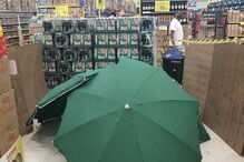 Manoel Moisés morreu no Carrefour e corpo foi tapado com caixas e guarda-chuvas