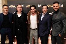 Nuno Santos com o elenco de 'Quer o Destino'