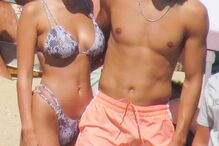 Jogador e atriz foram abordados por várias pessoas que quiseram tirar fotografias  ao seu lado