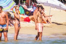 Jogador e atriz foram abordados por várias pessoas que quiseram tirar fotografias  ao seu lado