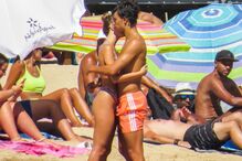 Jogador e atriz foram abordados por várias pessoas que quiseram tirar fotografias  ao seu lado