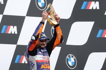 As imagens de emoção e felicidade de Miguel Oliveira na primeira vitória de sempre no MotoGP