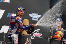 As imagens de emoção e felicidade de Miguel Oliveira na primeira vitória de sempre no MotoGP