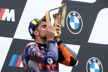As imagens de emoção e felicidade de Miguel Oliveira na primeira vitória de sempre no MotoGP
