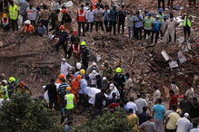 Pelo menos 11 mortos e até 60 desaparecidos em desabamento de prédio na Índia