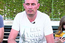 Adrian pede justiça. Para ele e para todos os que morreram no lar 