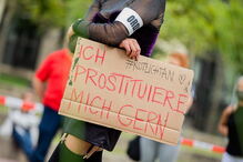 Prostitutas alemãs têm feitos demonstrações das medidas de prevenção da Covid-19 que aplicam no negócio