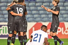 Sportinguistas celebram golo na vitória ante o Belenenses SAD no último jogo de preparação no Algarve  