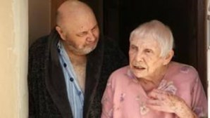 "Estou exausta": Autista de 93 anos cuida de filho deficiente durante pandemia