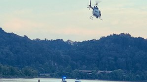 Vídeo mostra helicóptero a cair no rio Tennesse. Há um morto e três feridos