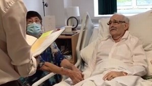Doente com cancro terminal cumpre último desejo e casa na cama de hospital