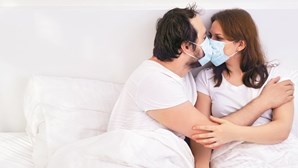 Sexo com máscara: coronavírus 'agita' relações sexuais