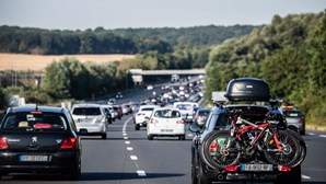 Tráfego rodoviário de férias gera 700 quilómetros de engarrafamentos em França
