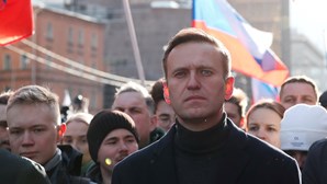 Opositor russo Alexey Navalny condenado a dois anos e oito meses de prisão