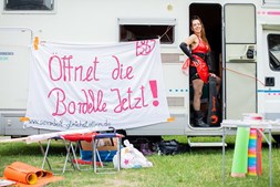 Prostitutas alemãs têm feitos demonstrações das medidas de prevenção da Covid-19 que aplicam no negócio