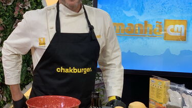 Chakall ensina a fazer um hambúrguer com carne 100% Angus
