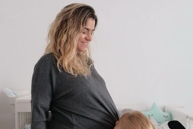 Mafalda grávida com a filha Matilde, de 4 anosl