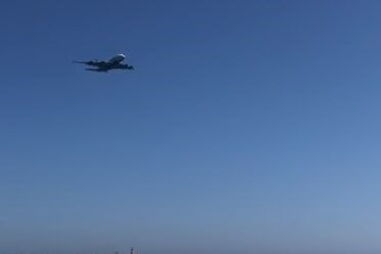 Voo do gigante A380 da Hi Fly lança o pânico em praia no Algarve