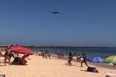 Avião A380 da Hi Fly sobrevoa litoral algarvio