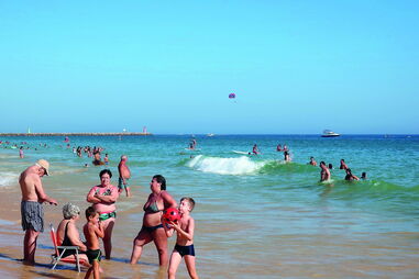 Banhistas na praia da Rocha Baixinha, em Albufeira