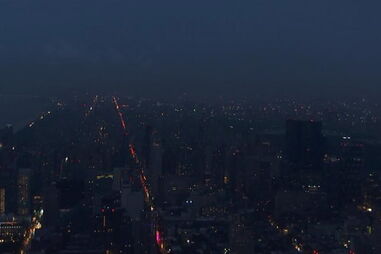 Vários bairros de Manhattan em Nova Iorque acordam às escuras devido a apagão misterioso