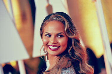 Chrissy Teigen anuncia gravidez através de vídeo