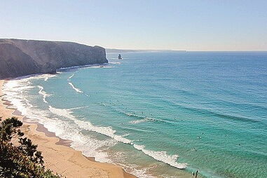 Retomadas buscas por jovem desaparecido na Praia da Arrifana
