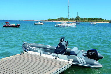 Embarcação de recreio envolvida no acidente náutico transportou a jovem mergulhadora ferida para o cais das Quatro Águas  