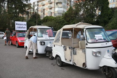 Condutores dos “tuk tuk” em protesto