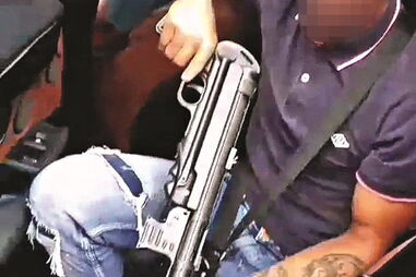 Homem surge sentado num carro a exibir a arma. Autoridades investigam suspeitos que surgem num vídeo 