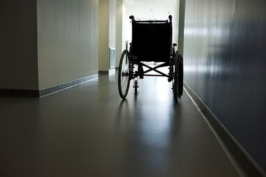 Homem vai de cadeira de rodas por caminho de terra batida para o trabalho após removerem travessias pedonais