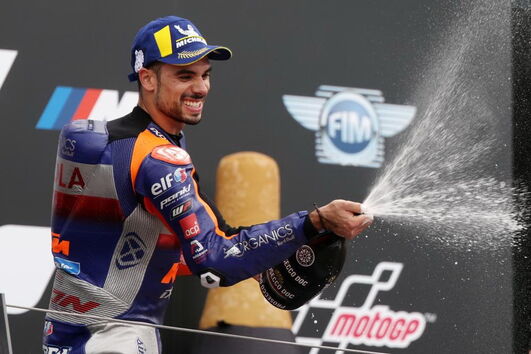 As imagens de emoção e felicidade de Miguel Oliveira na primeira vitória de sempre no MotoGP