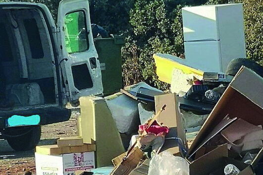 Homem apanhado pela polícia de Olhão a deitar resíduos junto a rotunda 