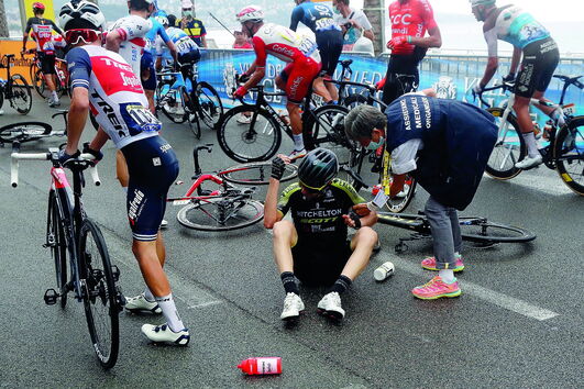 Mau tempo e chuva em Nice deixaram mossa no pelotão do Tour, provocando várias quedas 