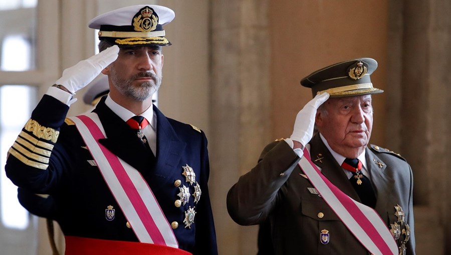 Juan Carlos (à direita) deixou Espanha para proteger a imagem da monarquia e do filho, o rei Felipe VI, após as revelações sobre as suas contas secretas na Suíça