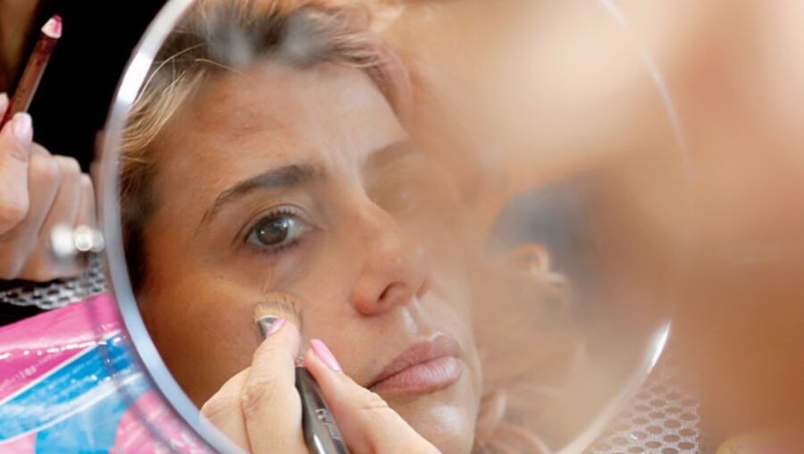 Mónica Sintra continua a maquilhar-se todos os dias para se sentar à frente do computador e gerir a sua loja de roupa online, uma alternativa que encontrou enquanto tem a vida artística parada