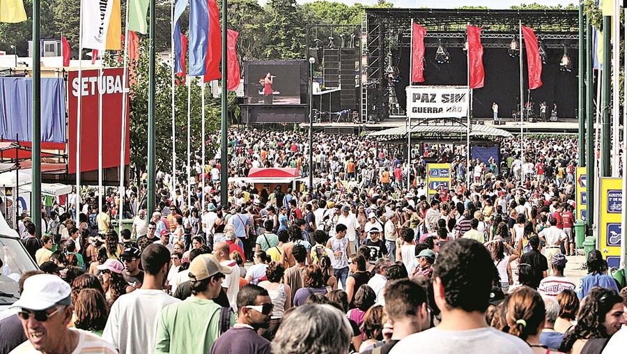 Lotação do evento foi reduzida para um terço mas persistem as preocupações com os riscos de contágio