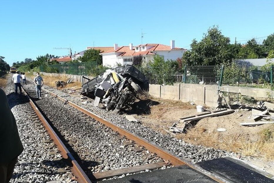Comboio colide com carro e faz um morto em Leiria
