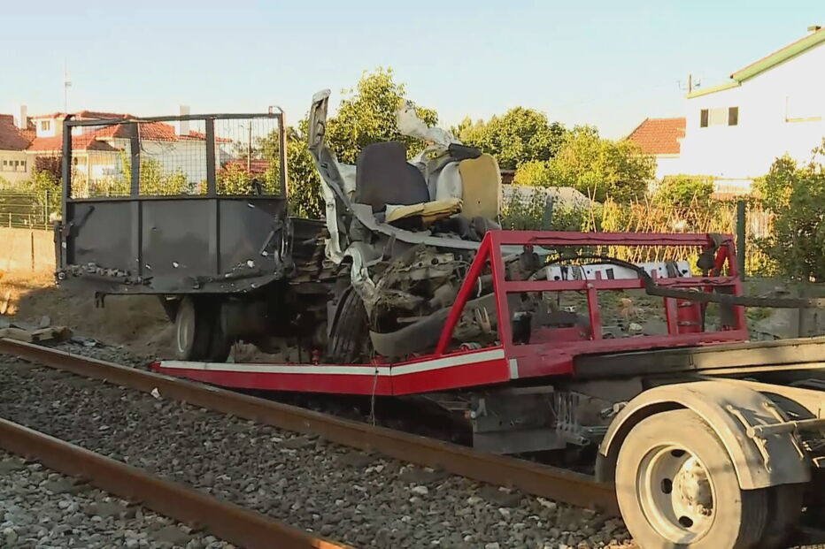 Comboio colide com carro e faz um morto em Leiria