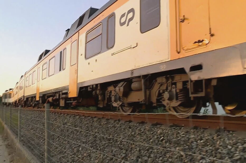 Comboio colide com carro e faz um morto em Leiria	