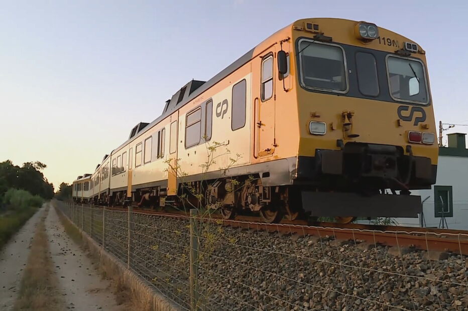 Comboio colide com carro e faz um morto em Leiria	