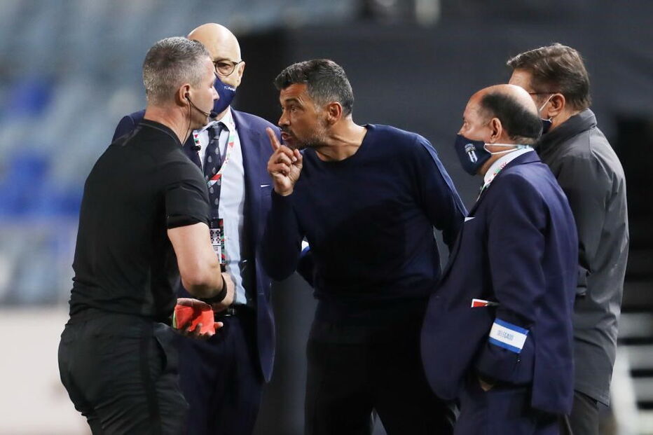 Sérgio Conceição perde a cabeça e acaba expulso após discussão com o árbitro