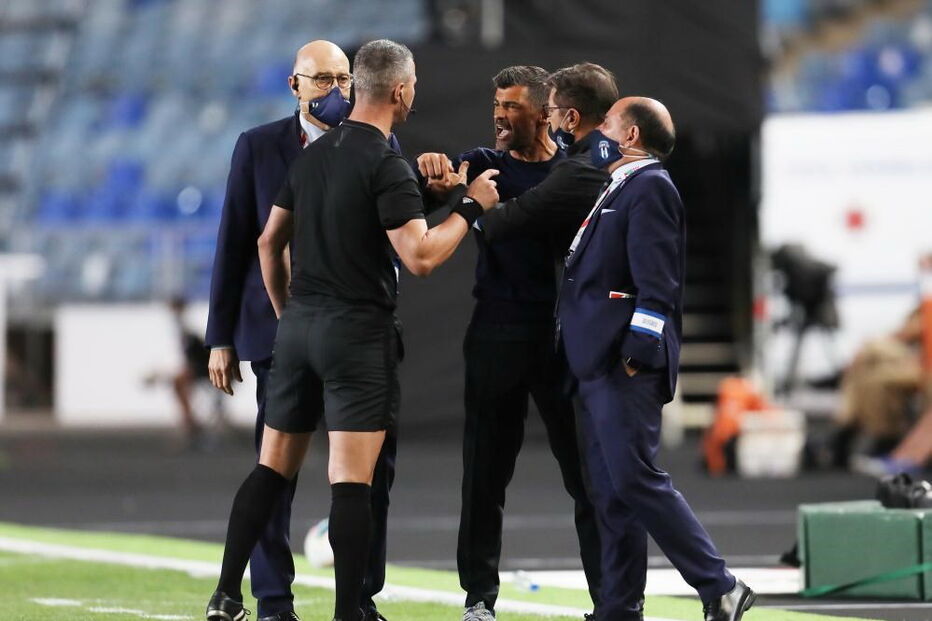 Sérgio Conceição perde a cabeça e acaba expulso após discussão com o árbitro