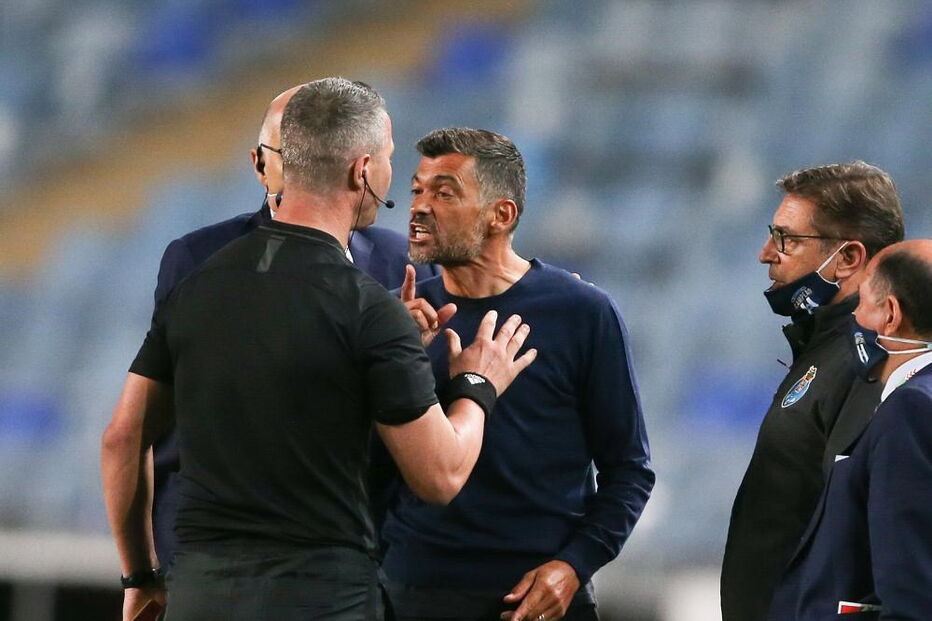 Sérgio Conceição perde a cabeça e acaba expulso após discussão com o árbitro