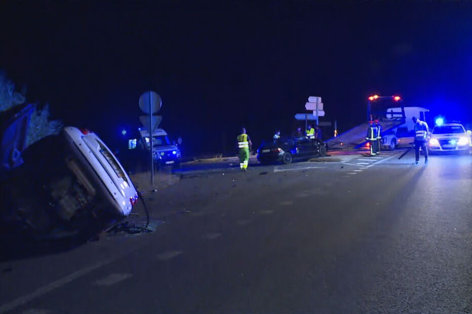 Violenta colisão entre carros faz três feridos graves no IC2 em Alcoentre